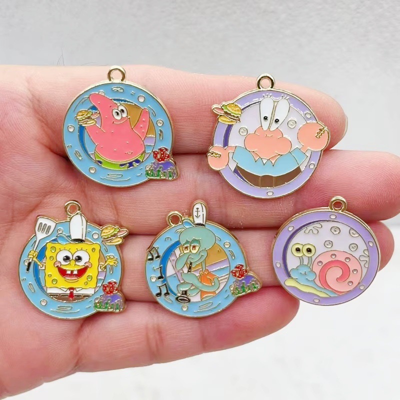 10 قطع من قلادات الأنمي الكرتو - مراجعة Anime Merchandise Accessories وسعره