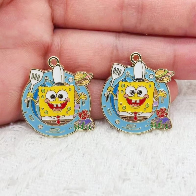 10 قطع من قلادات الأنمي الكرتو - مراجعة Anime Merchandise Accessories وسعره