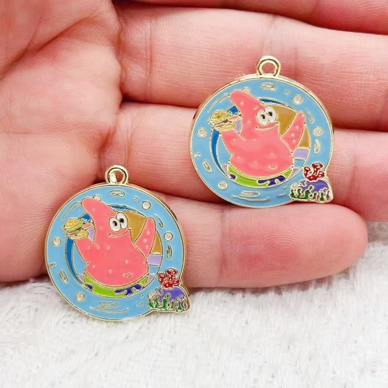 10 قطع من قلادات الأنمي الكرتو - مراجعة Anime Merchandise Accessories وسعره
